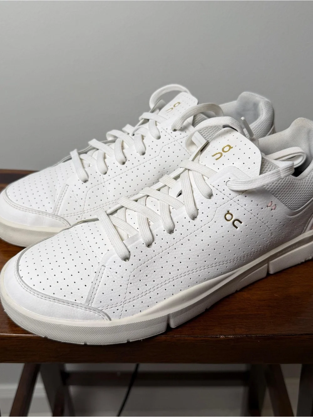 On THE ROGER Centre Court Women’s 9.5 White Woodrose Sneakers CloudTec